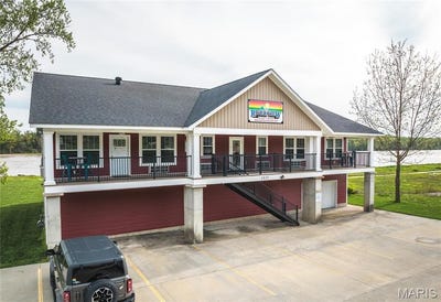 /international/us/1435-w-main-street-grafton-il-110099151237/