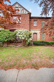 /international/us/1800-robeson-st-fall-river-ma-110107931940/