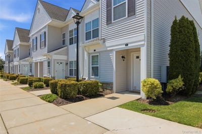 /international/us/13-spring-drive-seaford-ny-110107801224/