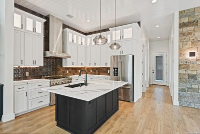 /international/us/670-magazine-ave-new-braunfels-tx-110107001680/
