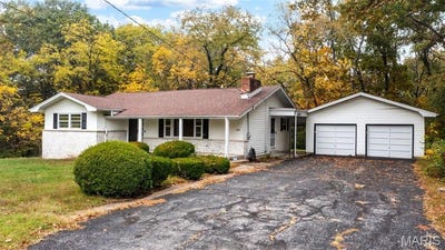/international/us/1227-w-henry-street-staunton-il-110103228822/