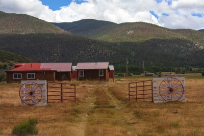 /international/us/73-arellano-road-amalia-nm-110101359272/