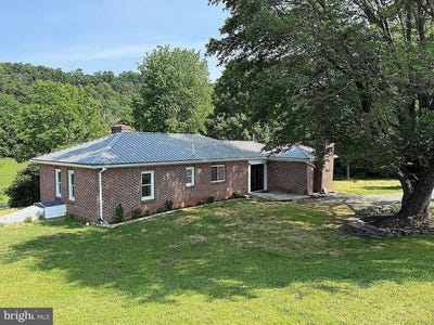 /international/us/114-blues-addition-road-springfield-wv-110100807860/