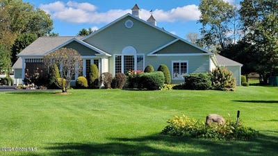 /international/us/16-hunter-brook-lane-queensbury-ny-110100101486/