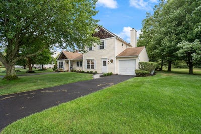 /international/us/6-doe-path-coram-ny-110106128398/