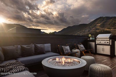 /international/us/165-n-glenwood-street-jackson-wy-110103048097/