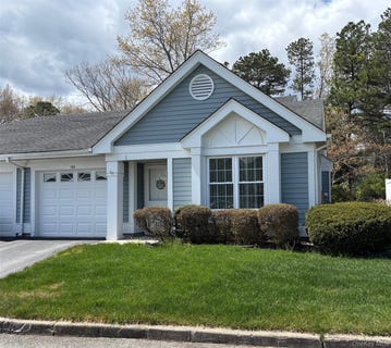 /international/us/155-glen-drive-ridge-ny-110107506780/