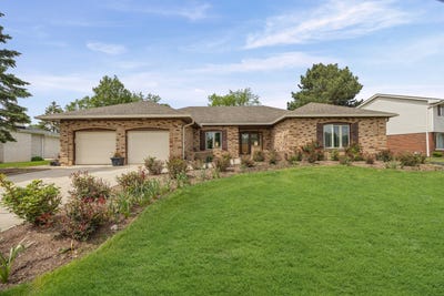 /international/us/412-stratford-lane-willowbrook-il-110108352769/