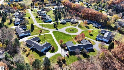 /international/us/7085-cherrywood-court-traverse-city-mi-110120487476/