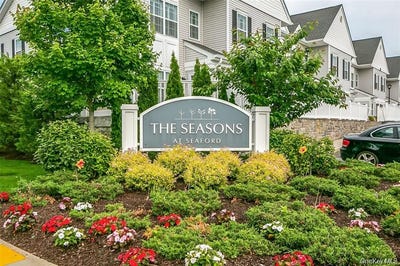 /international/us/54-spring-drive-seaford-ny-110108614462/