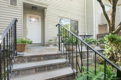 /international/us/8-waterside-close-eastchester-ny-110109592096/
