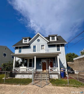 /international/us/384-wells-street-bridgeport-ct-110108096526/