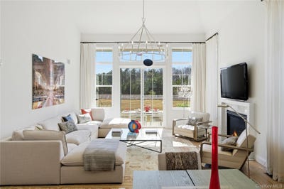 /international/us/214-belmont-circle-yaphank-ny-110106736960/