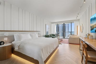 /international/us/2201-collins-ave-miami-beach-fl-110095902740/