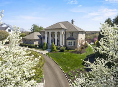 /international/us/22-nature-lane-shelton-ct-110099128644/