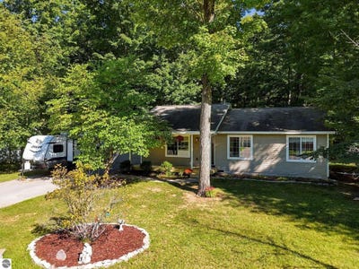 /international/us/2263-woodcock-lane-traverse-city-mi-110120059871/