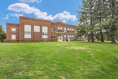 /international/us/325-w-s-3rd-street-deland-il-110107350319/