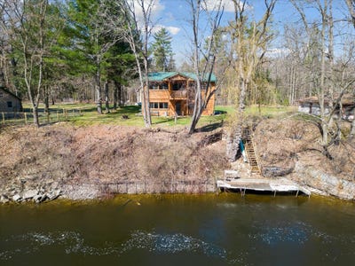 /international/us/7952-main-street-house-street-newaygo-mi-110101009376/