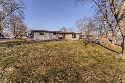 /international/us/1615-lakeview-drive-tomah-wi-110105783383/
