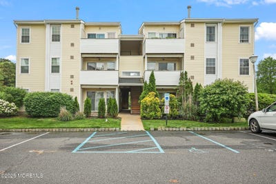 /international/us/22-basset-court-tinton-falls-nj-110099735396/