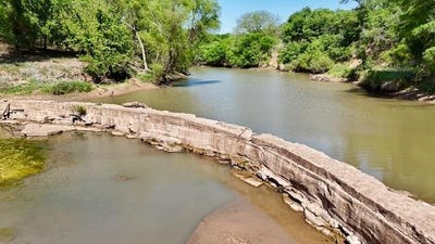 /international/us/611-county-road-430-mullin-tx-110100027132/