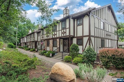 /international/us/309-mark-twain-way-mahwah-nj-110108387421/