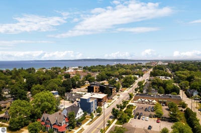 /international/us/918-w-front-street-traverse-city-mi-110106356380/