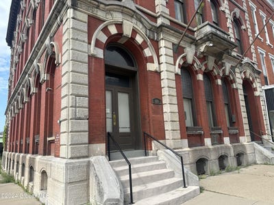 /international/us/49-e-main-street-amsterdam-ny-110101892402/