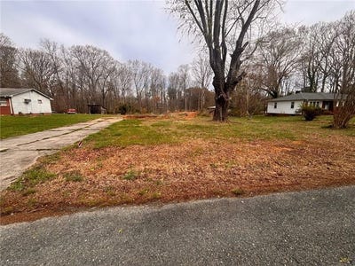 /international/us/1637-sanford-drive-winston-salem-nc-110107306289/