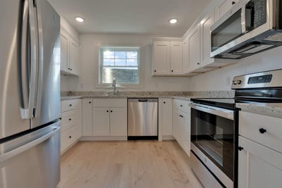 /international/us/2-cape-coral-way-rochester-nh-110104520370/