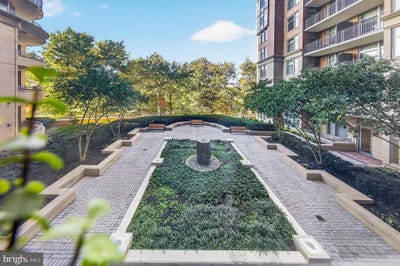 /international/us/8220-crestwood-heights-drive-mclean-va-110120485088/