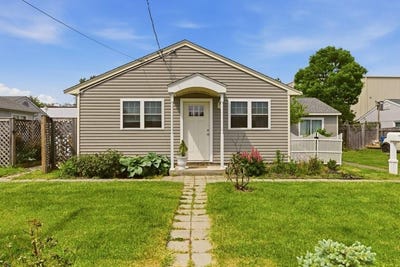 /international/us/6-woolsey-road-middletown-ri-110108409970/