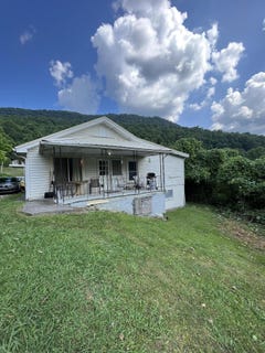 /international/us/103-pat-street-pineville-ky-110100524825/