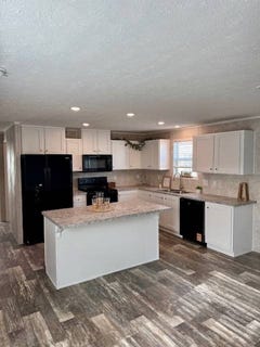 /international/us/128-w-8th-st-coal-valley-il-110104547462/