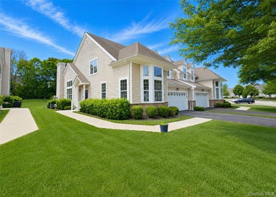 /international/us/27-toni-court-center-moriches-ny-110108780302/