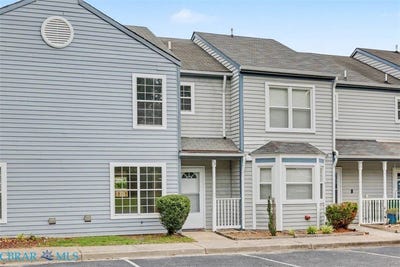 /international/us/18-bayview-court-hampton-va-110108859993/