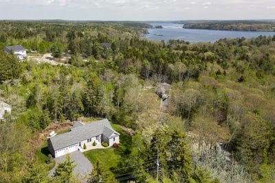 /international/us/15-shipbuilder-road-boothbay-me-110108232313/