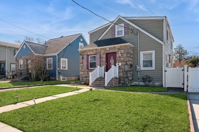 /international/us/31-cedar-street-roosevelt-ny-110097811876/