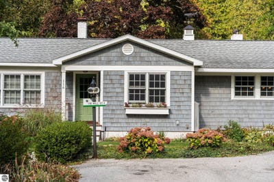 /international/us/116-w-hill-street-leland-mi-110101212094/