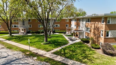 /international/us/6910-w-109th-street-worth-il-110107779609/