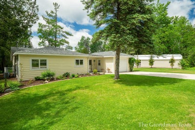 /international/us/7170-spring-street-alanson-mi-110108656692/