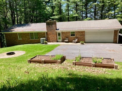/international/us/160-cherry-st-daniels-wv-110108408568/