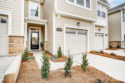 /international/us/7516-hodges-meadow-lane-charlotte-nc-110108477307/