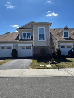/international/us/21-greentree-court-shirley-ny-110105905115/