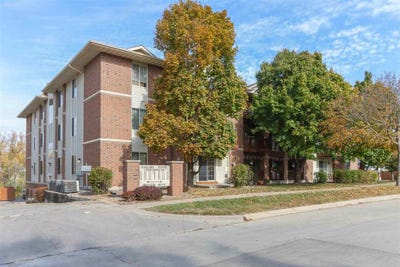 /international/us/408-west-side-dr-iowacity-ia-110103387143/