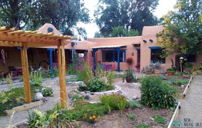 /international/us/514-paseo-del-pueblo-norte-taos-nm-110107608579/