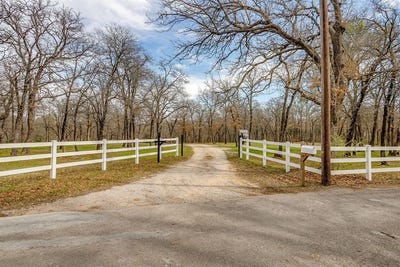 /international/us/1615-sanger-drive-springtown-tx-110106352129/