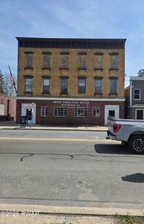 /international/us/8-pennsylvania-avenue-matamoras-pa-110102169943/