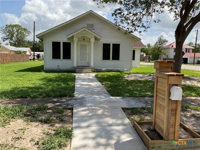 /international/us/302-w-french-street-cuero-tx-110087780874/