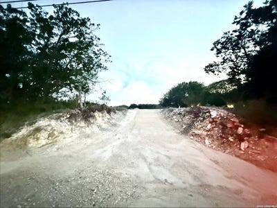 /international/us/bat-cave-garden-ridge-tx-110102099210/